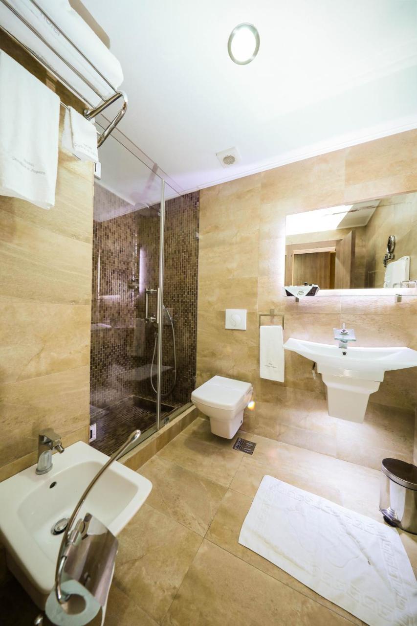 Hotel Carshia E Jupave Gjakova Eksteriør billede